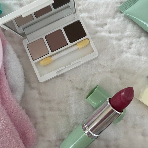 Ready for Spring?   Clinique Makeup Bag and Aloe Moisture Gloves and Socks - Picture 2 of 8